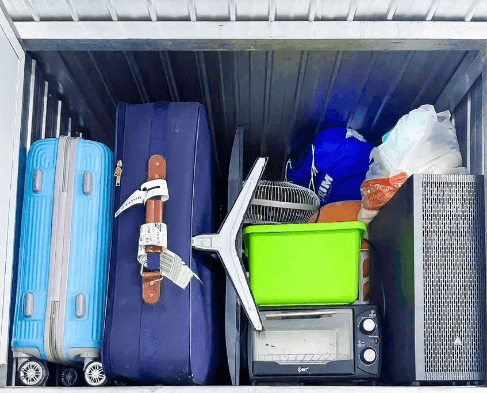 Short-term luggage storage for tourists in a secure facility