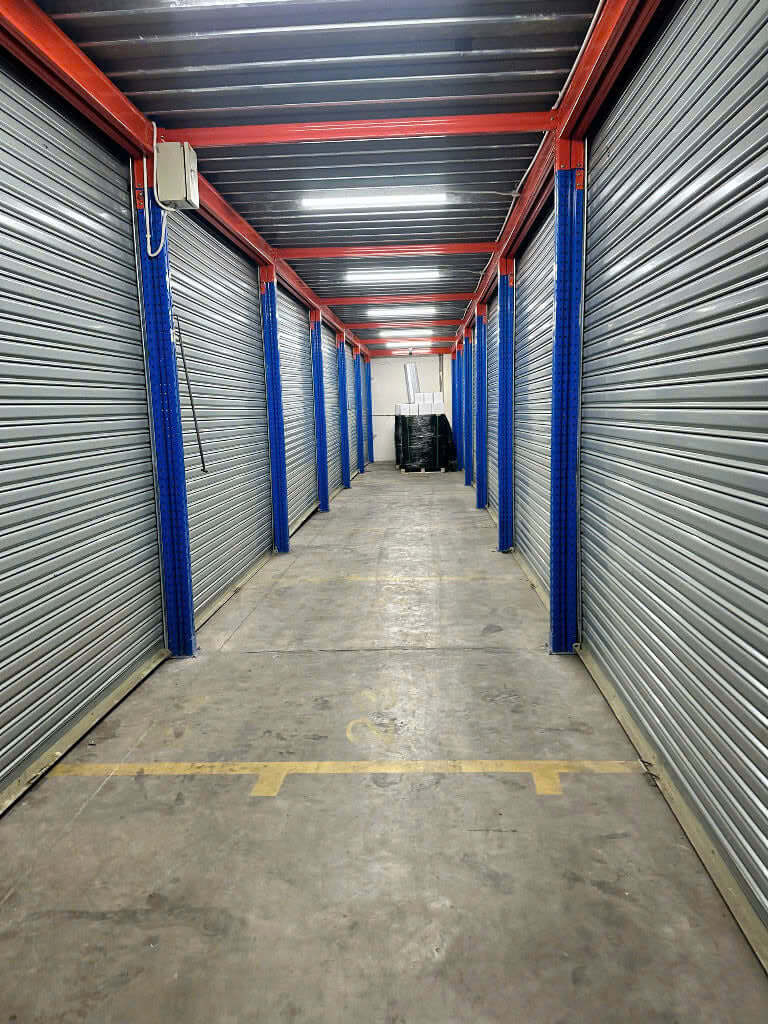 Cool storage facility with stable climate conditions