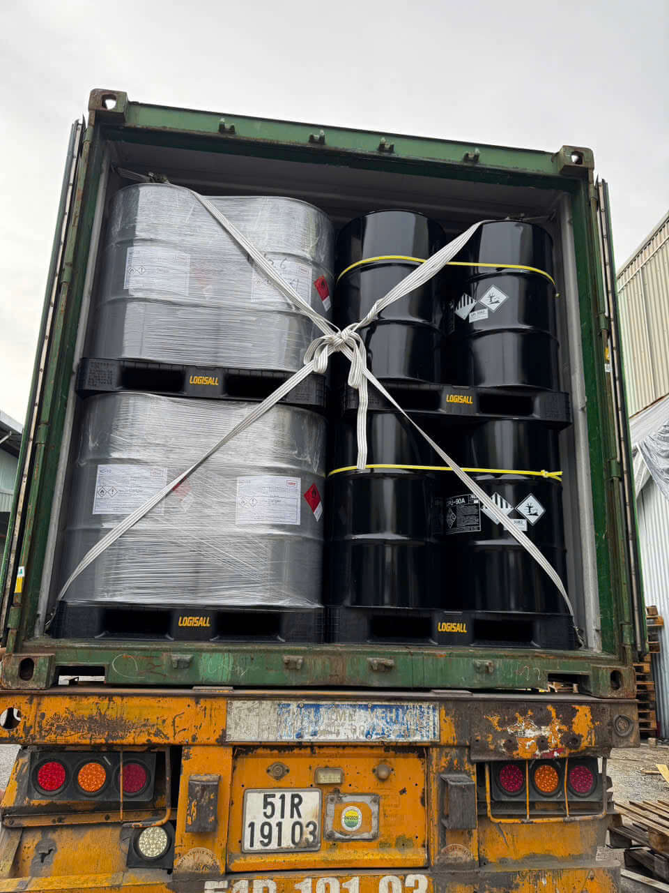 Product packaging process outside a logistics warehouse