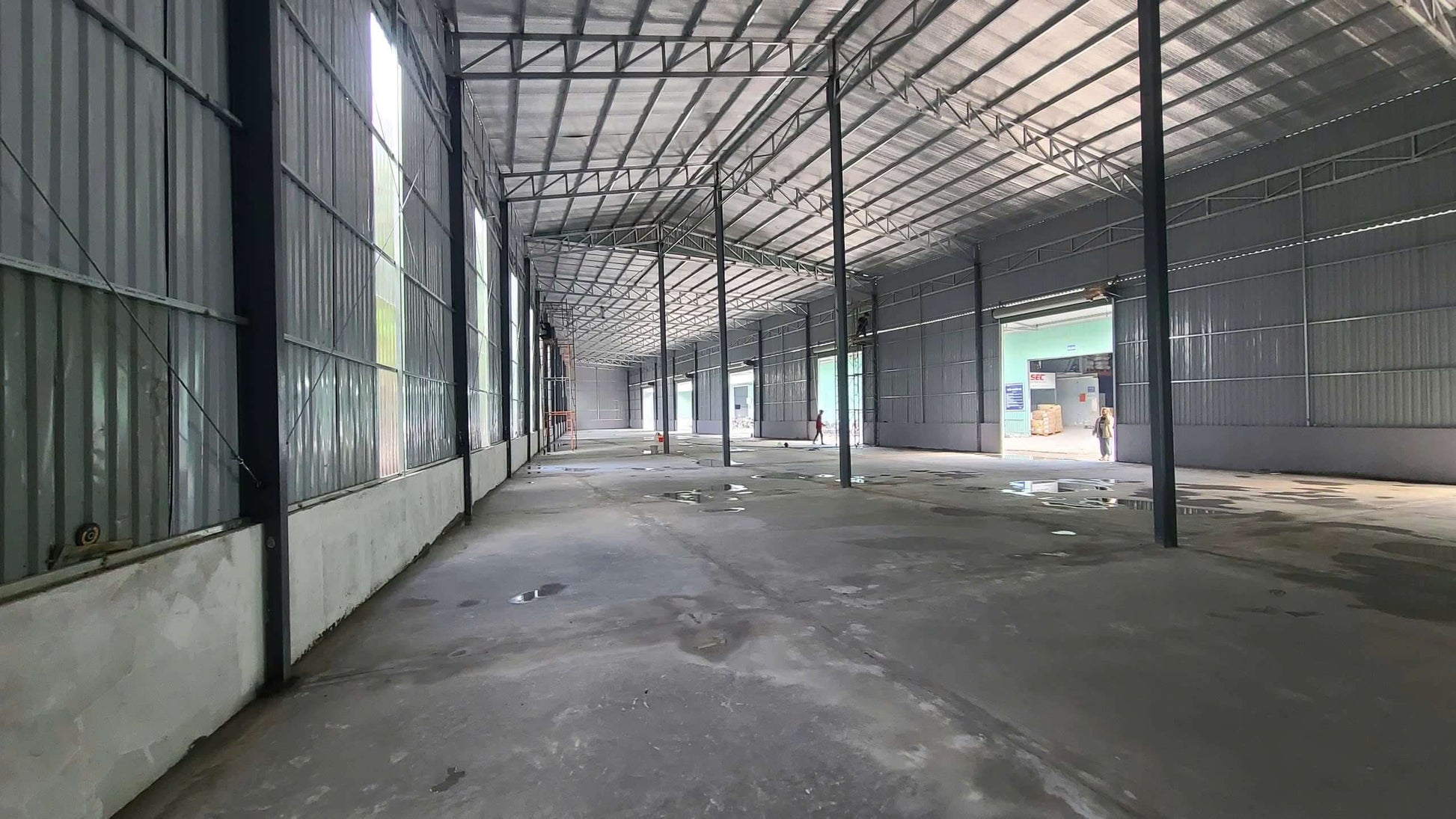 Flexible storage space inside a 1200m² warehouse