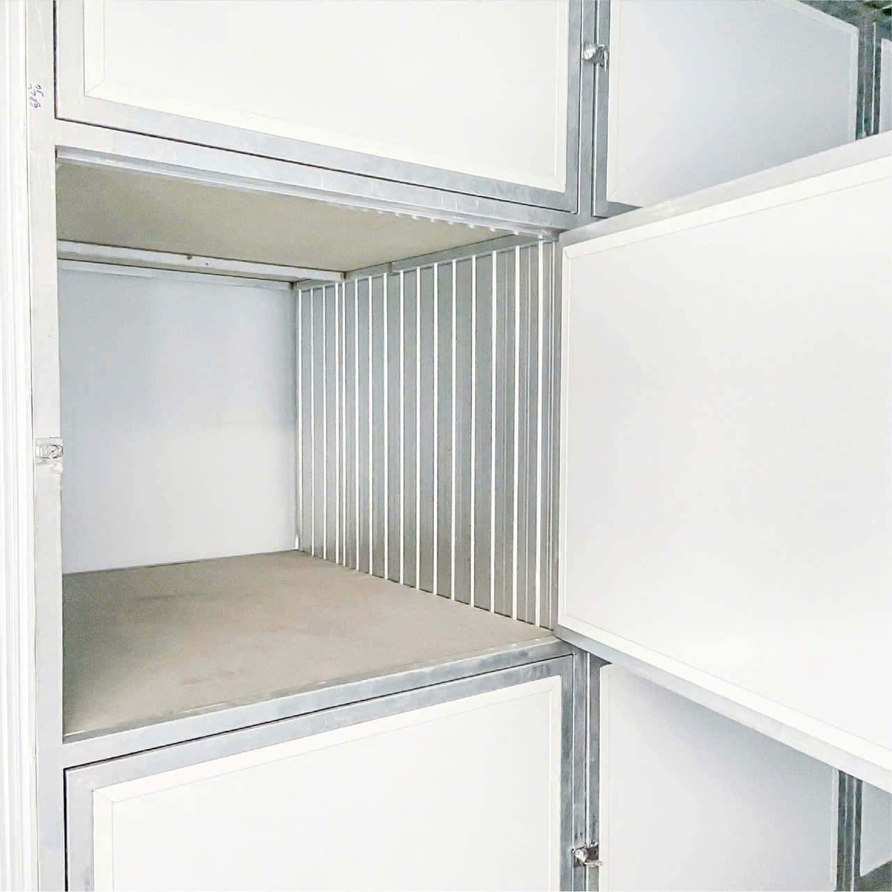 Convenient small storage space for travelers and digital nomads